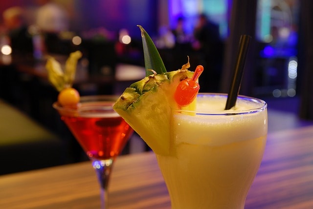 Cocktails multicolores à déguster dans un bar de Lisbonne.