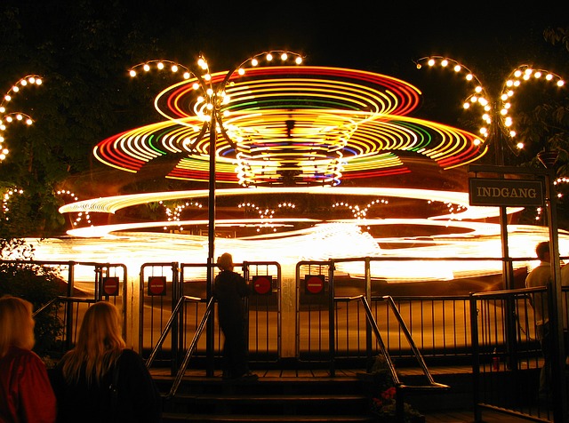 Manège éclairé de nuit.