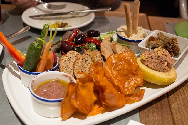 Tapas espagnole : tranche de pain, fromage, charcuterie, sauce, légumes.