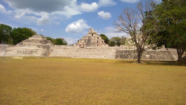 Vestiges Mayas comprenant 3 pyramides sur le site d'Edzna à Campeche au Mexique.