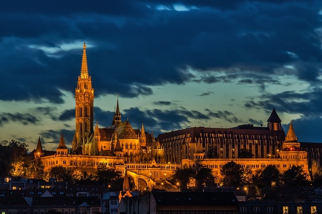 L'église Mathias en soirée à Budapest.