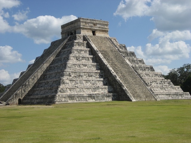 La pyramide El Castillo, une des plus belles pyramides mayas au Mexique.