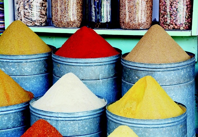 Les épices très colorées visibles dans les souks de Marrakech.