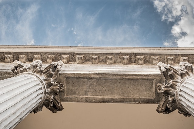 Les colonnes, caractéristiques de la façade du bâtiment du musée des Beaux Arts de Montréal.