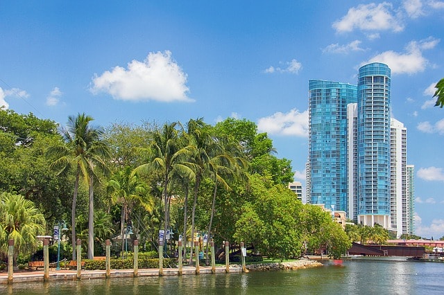 La ville de Fort-Lauderdale : palmiers et gratte-ciel.