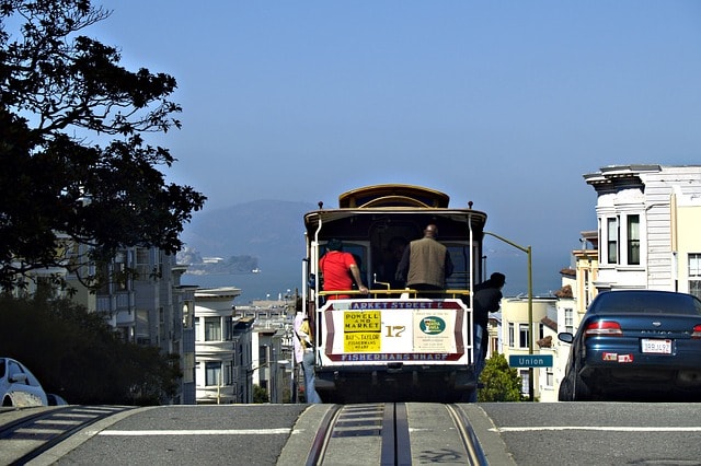 Le téléphérique de San Francisco dans les hauteurs de la ville.