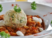 Un plat de goulash accompagné de knedliky.