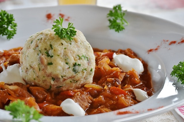 Un plat de goulash accompagné de knedliky.