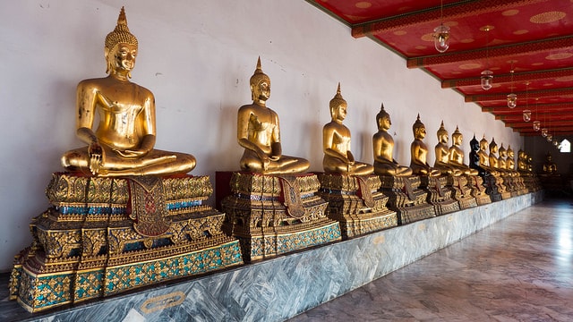 Plusieurs statues de Bouddha ornant le Grand Palais à Bangkok