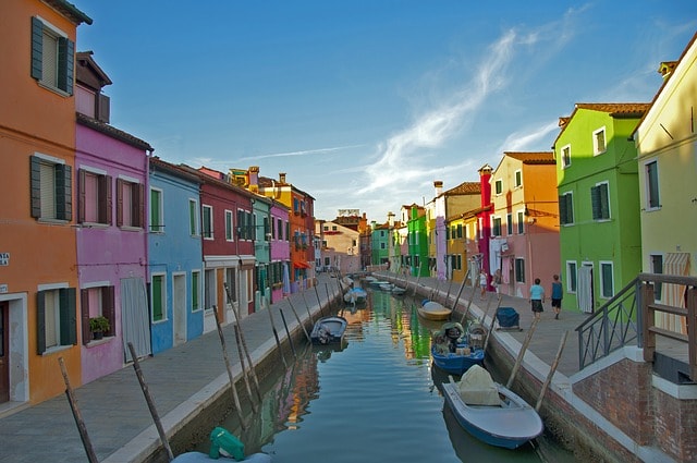 L'île Burano et ses magnifiques bâtiments multicolores.