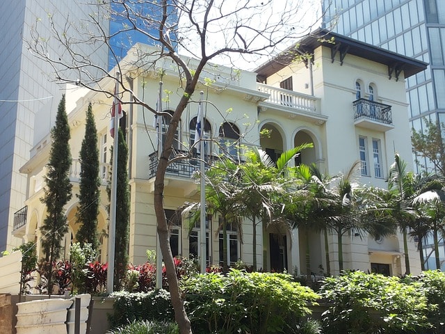 Jolie maison blanche de style colonial entouré d'un beau jardin à Jaffa près de Tel-Aviv.