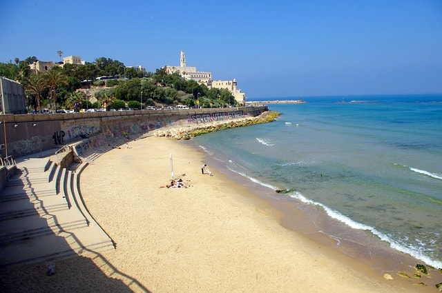 Belle plage dorée et mer turquoise sous un ciel bleu à Tel-Aviv !