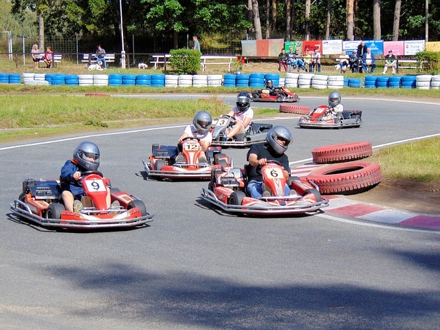 Course de karting sur une piste en plein air.