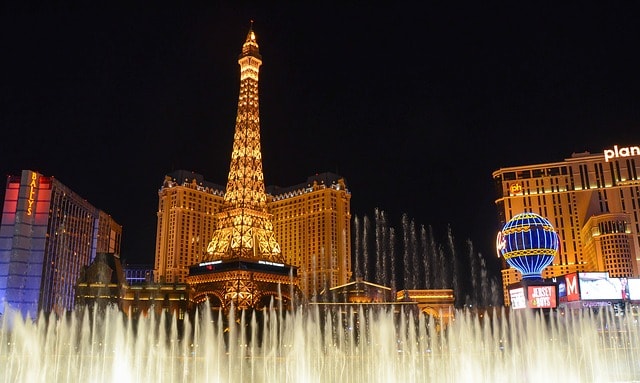 La réplique de la Tour Eiffel illuminé à Paris Las Vegas.