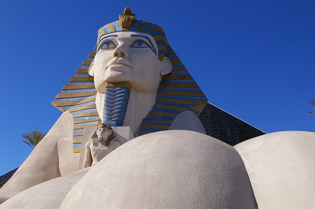 L'impressionnant Luxor, un des casinos à Las Vegas.