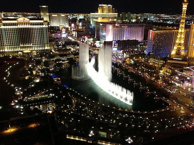 Spectacle de jets d'eau et de lumière au casino Bellagio à Las Vegas.