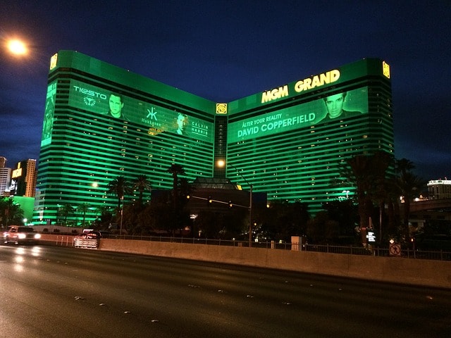 Le casino MGM Grand tout en vert la nuit.