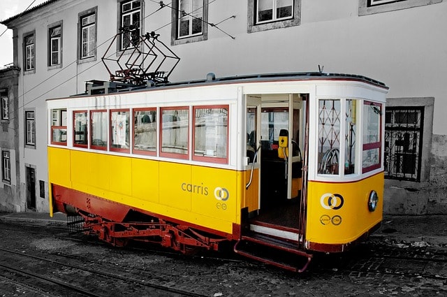 Le tramway jaune n° 28 dans le quartier d'Alfama à Lisbonne.