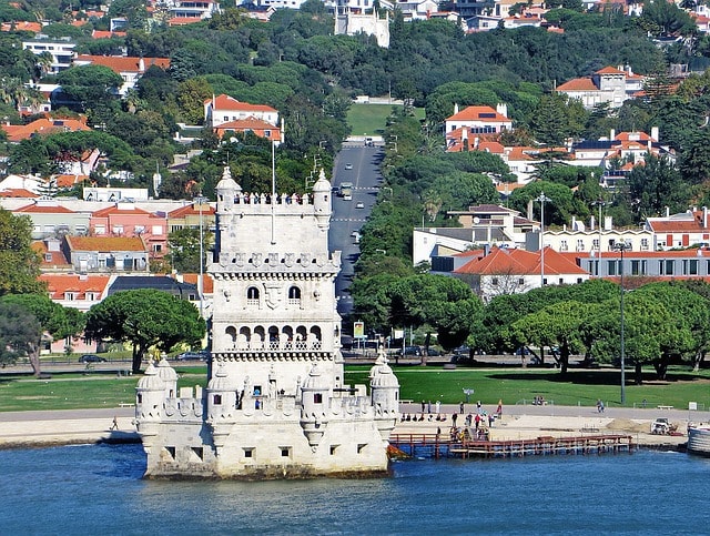 Tour de Bélem avec la ville de Lisbonne au fond.
