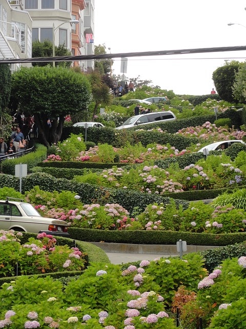 Une route en zig-zag à Lombard Street san Francisco.