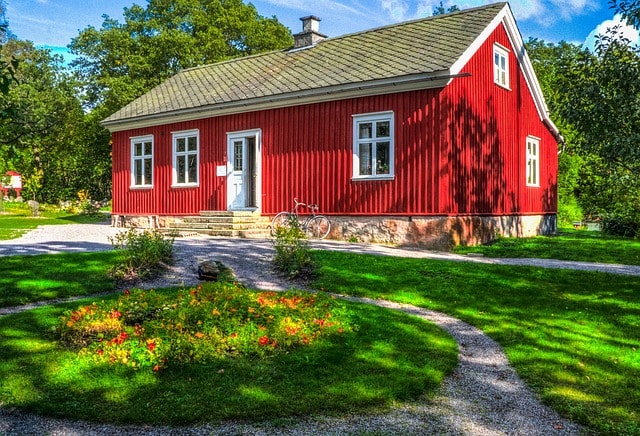 Type de maison très colorée à découvrir dans le musée de Skansen.