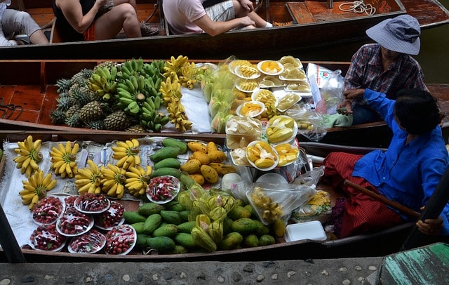 Marché flottant : barques avec des fruits et légumes très colorés.