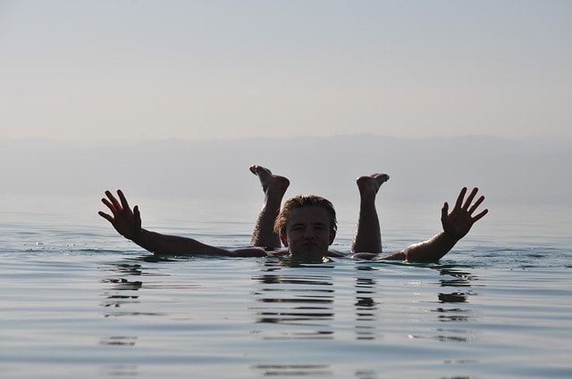 La Mer Morte est très saline. On ne coule pas, on flotte.