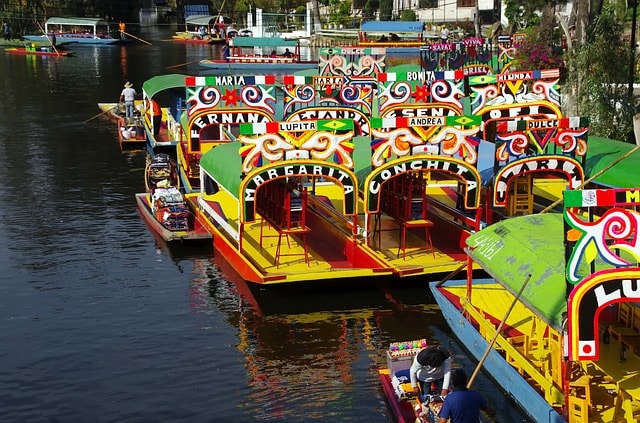 Barques colorés au marché flottant de Xochimilco à Mexico.