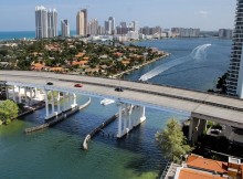Ville de Miami : pont, gratte-ciel et océan.