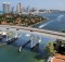 Ville de Miami : pont, gratte-ciel et océan.