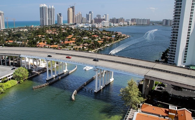 Ville de Miami : pont, gratte-ciel et océan.