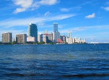 Ville de Miami vue depuis la mer : mer turquoise et gratte-ciel au fond.
