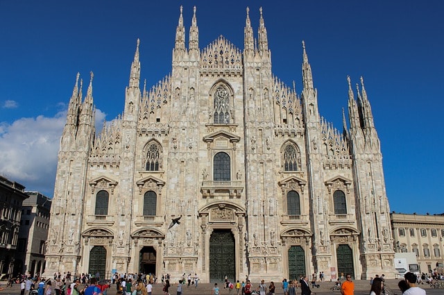La façade de la cathédrale gothique de Milan sous un ciel bleu.