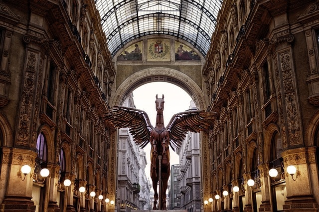 La galerie Vittorio Emmanuele II et la statue de Pégase à Milan.