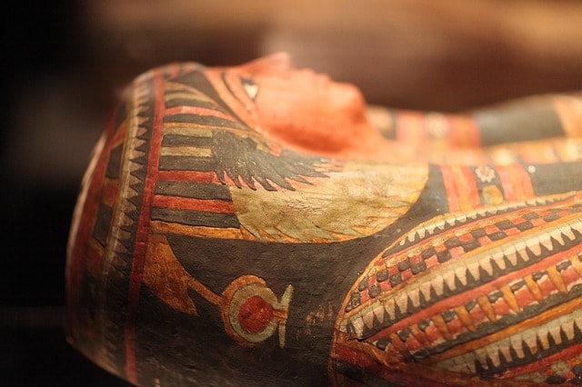 Une momie égyptienne couchée dans un musée.