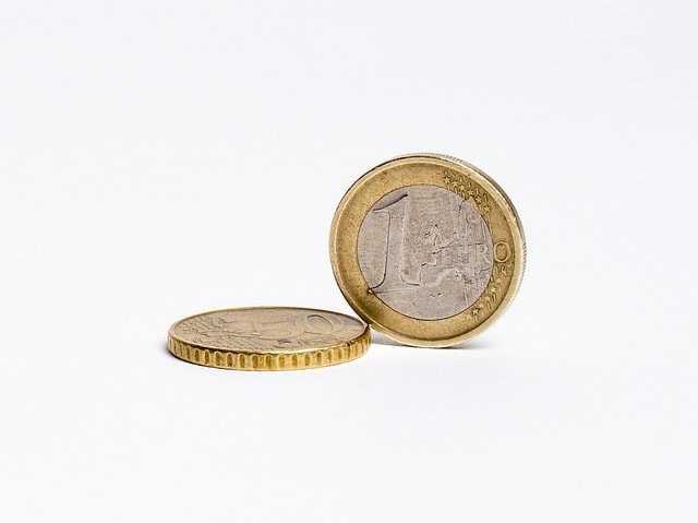 Une pièce de 1 euro et une pièce de 50 centimes.