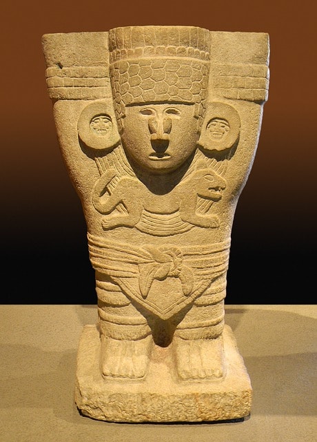 Monolithe : type de sculpture maya exposé au Musée Maya de Cancun.