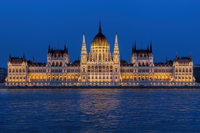La Parlement à l'architecture gothique éclairé en soirée à Budapest.