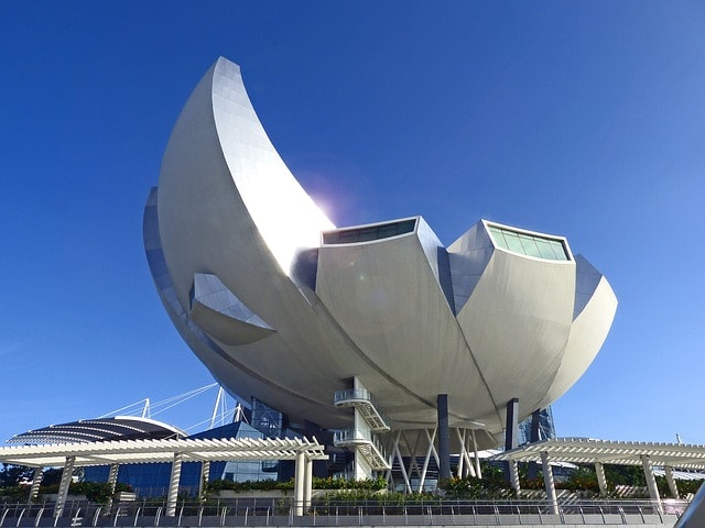 Le Musée d'art et science et son architecture remarquable à Singapour.
