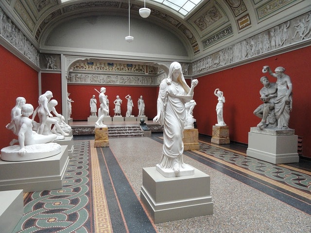 Plusieurs sculptures exposées dans un musée.
