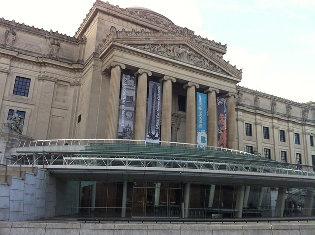 La façade du bâtiment du musée de Brooklyn à New York