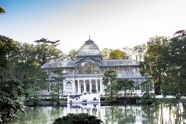 Un magnifique palais de cristal dans le parc el Retiro.