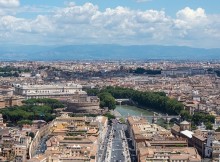 Panorama sur Rome avec la rue bordée de bâtiments et la rivière Tevere.