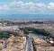 Panorama sur Rome avec la rue bordée de bâtiments et la rivière Tevere.