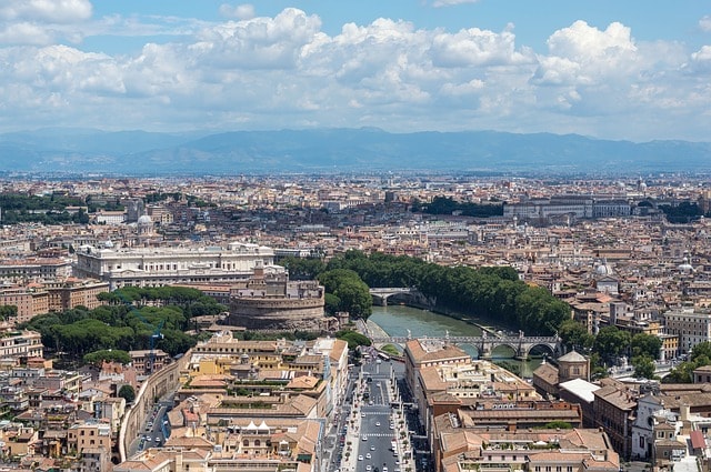 Panorama sur Rome avec la rue bordée de bâtiments et la rivière Tevere.