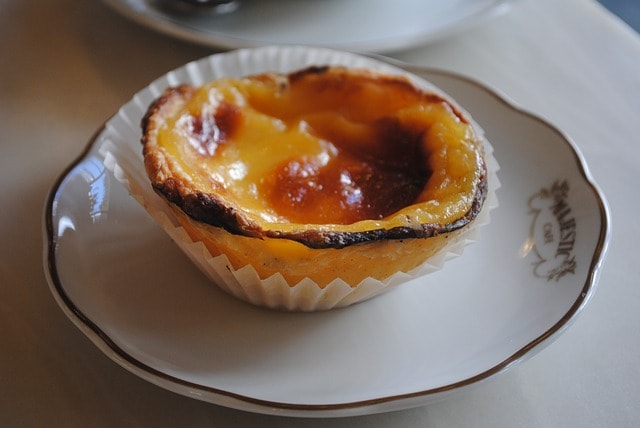 Le Pasteis de Nata, spécialité culinaire du Portugal sur une assiette blanche.