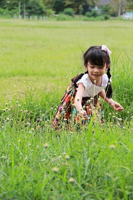 Petite fille qui s'amuse dans un parc.