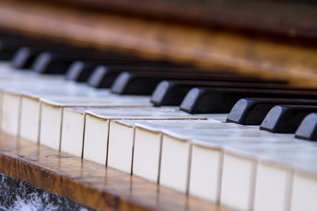 Observez les instruments utilisés par le groupe, comme le piano dans le musée d'Abbba