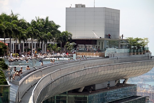 Observez la plus haute piscine du monde à Marina Bay Sands !