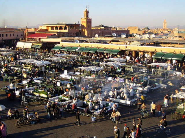 La place Jemaa el Fna toujours bondée et animée.